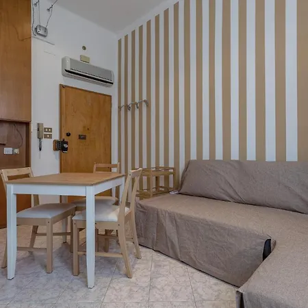 Apartment Urban Living Nest: Prime Location