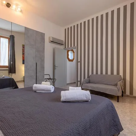 Urban Living Nest: Prime Location Apartment *